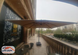 سایبان چتری در تراس کافه